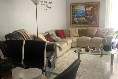 Condominio en venta en Hialeah, Florida, 2 dormitorios, 100.33 m2 № 2010074 - foto 3