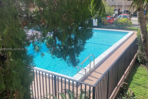 Condominio en venta en Hialeah, Florida, 2 dormitorios, 100.33 m2 № 2010074 - foto 16