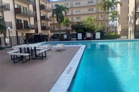 Condominio en Hialeah, Florida, 2 dormitorios  № 2010074