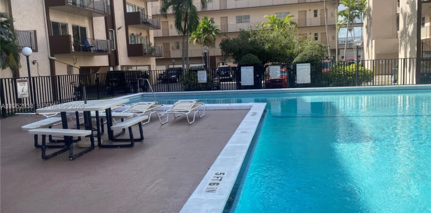 Condominio en Hialeah, Florida, 2 dormitorios  № 2010074