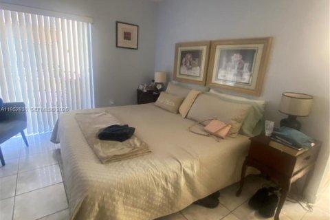 Condominio en venta en Hialeah, Florida, 2 dormitorios, 100.33 m2 № 2010074 - foto 9