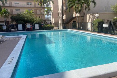 Condominio en venta en Hialeah, Florida, 2 dormitorios, 100.33 m2 № 2010074 - foto 2