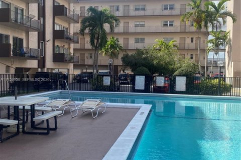 Condominio en venta en Hialeah, Florida, 2 dormitorios, 100.33 m2 № 2010074 - foto 17