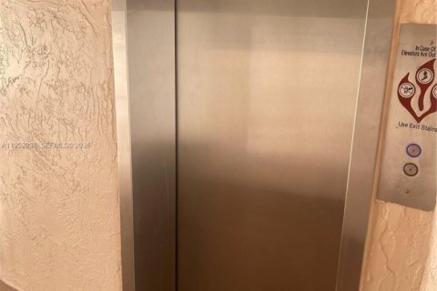 Condominio en venta en Hialeah, Florida, 2 dormitorios, 100.33 m2 № 2010074 - foto 13