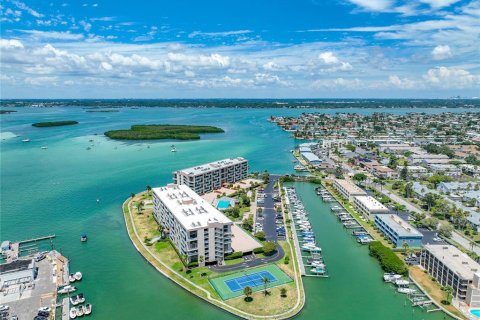 Condo in Treasure Island, Florida, 3 bedrooms  № 1720184 - photo 1