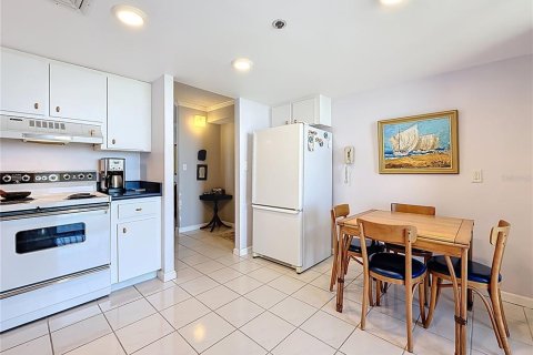 Condo in Treasure Island, Florida, 3 bedrooms  № 1720184 - photo 13