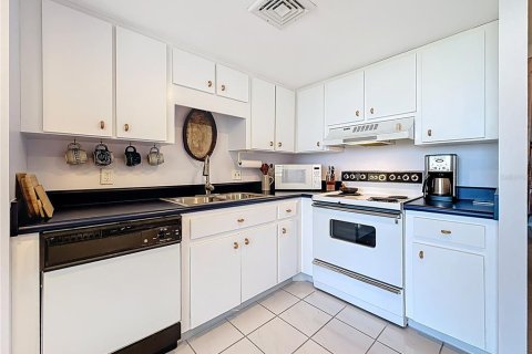 Condo in Treasure Island, Florida, 3 bedrooms  № 1720184 - photo 12