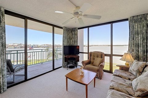 Condo in Treasure Island, Florida, 3 bedrooms  № 1720184 - photo 29