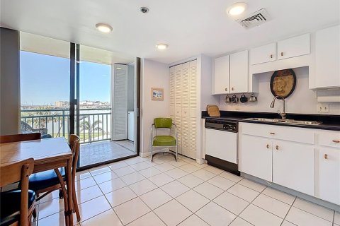 Condo in Treasure Island, Florida, 3 bedrooms  № 1720184 - photo 7