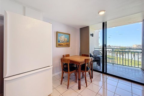 Condo in Treasure Island, Florida, 3 bedrooms  № 1720184 - photo 10
