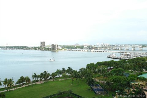 Condo in Miami, Florida, 2 bedrooms  № 1888776 - photo 20