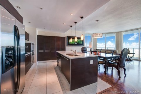 Condo in Miami, Florida, 2 bedrooms  № 1888776 - photo 2