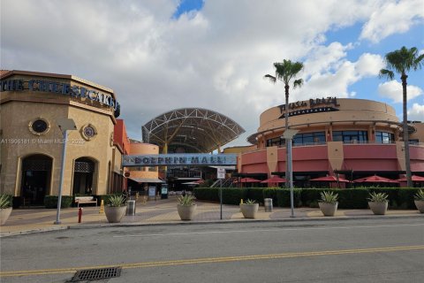 Commercial property in Sweetwater, Florida № 1963572 - photo 1
