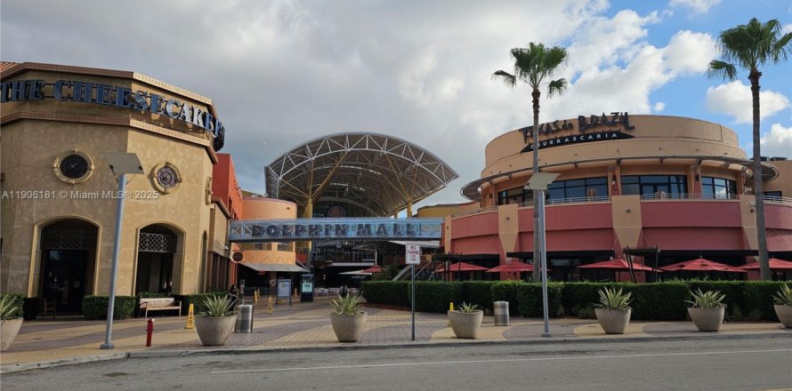 Commercial property in Sweetwater, Florida № 1963572