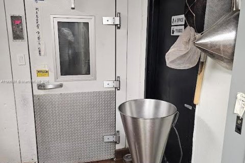 Commercial property in Sweetwater, Florida № 1963572 - photo 4