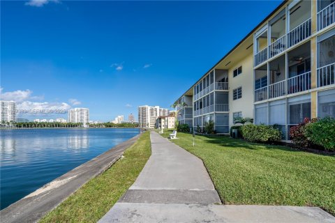 Condo in Aventura, Florida, 1 bedroom № 1986012 - photo 25