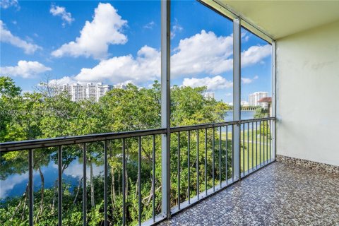 Condo in Aventura, Florida, 1 bedroom № 1986012 - photo 27