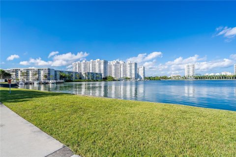 Condo in Aventura, Florida, 1 bedroom № 1986012 - photo 23