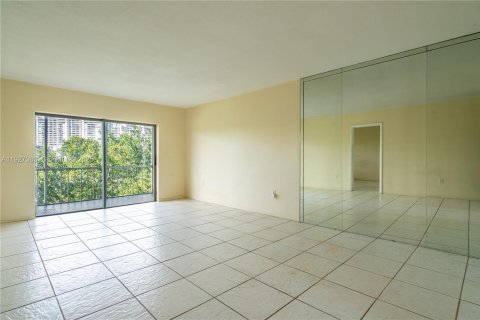 Condo in Aventura, Florida, 1 bedroom № 1986012 - photo 1