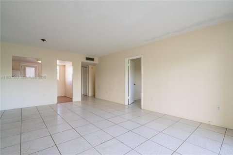 Condo in Aventura, Florida, 1 bedroom № 1986012 - photo 5