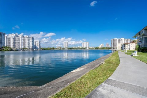 Condo in Aventura, Florida, 1 bedroom № 1986012 - photo 24