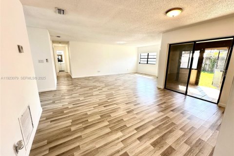 Villa ou maison à vendre à Weston, Floride: 3 chambres, 128.76 m2 № 1976590 - photo 2