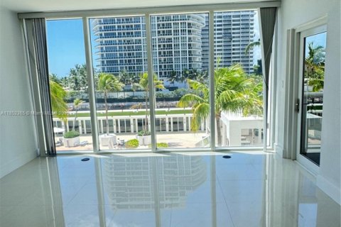 Copropriété à vendre à Bal Harbour, Floride: 1 chambre, 83.24 m2 № 1963120 - photo 3