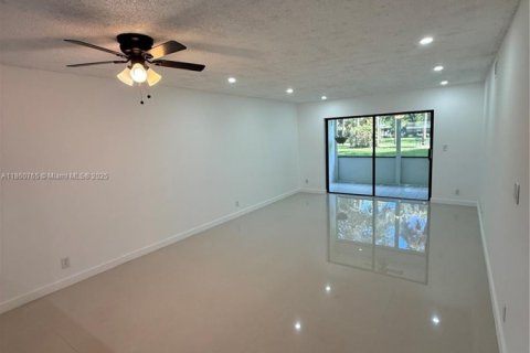 Copropriété à vendre à Tamarac, Floride: 2 chambres, 92.9 m2 № 1891179 - photo 17