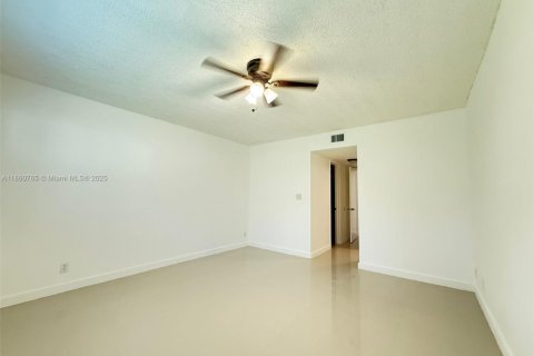 Copropriété à vendre à Tamarac, Floride: 2 chambres, 92.9 m2 № 1891179 - photo 16