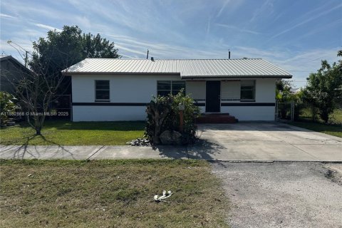 House in Clewiston, Florida 4 bedrooms, 132.39 sq.m. № 1890083 - photo 1