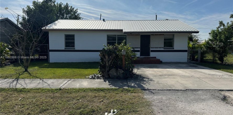 House in Clewiston, Florida 4 bedrooms, 132.39 sq.m. № 1890083