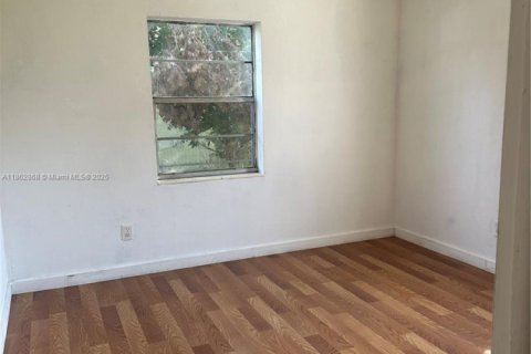 House in Clewiston, Florida 4 bedrooms, 132.39 sq.m. № 1890083 - photo 11