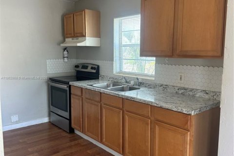 House in Clewiston, Florida 4 bedrooms, 132.39 sq.m. № 1890083 - photo 5