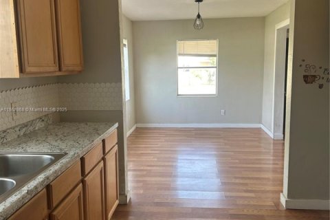 House in Clewiston, Florida 4 bedrooms, 132.39 sq.m. № 1890083 - photo 3