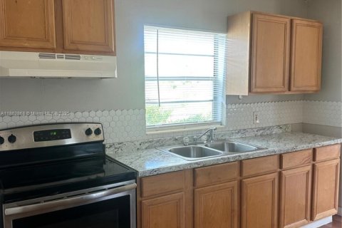 House in Clewiston, Florida 4 bedrooms, 132.39 sq.m. № 1890083 - photo 4