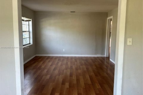 House in Clewiston, Florida 4 bedrooms, 132.39 sq.m. № 1890083 - photo 7