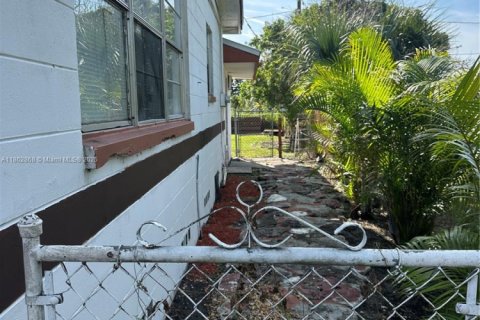 House in Clewiston, Florida 4 bedrooms, 132.39 sq.m. № 1890083 - photo 18