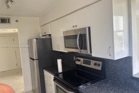 Copropriété à louer à Miami, Floride: 2 chambres, 98.94 m2 № 1825936 - photo 6