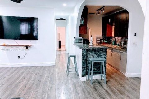 Propiedad comercial en venta en North Miami Beach, Florida, 146.79 m2 № 1943042 - foto 2