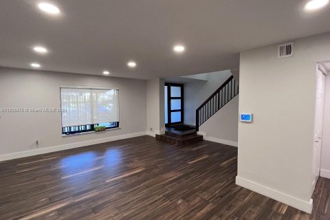 Adosado en alquiler en Pembroke Pines, Florida, 3 dormitorios, 155.33 m2 № 1979076 - foto 4
