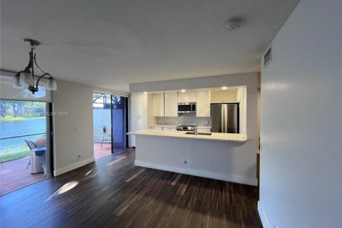 Adosado en alquiler en Pembroke Pines, Florida, 3 dormitorios, 155.33 m2 № 1979076 - foto 10