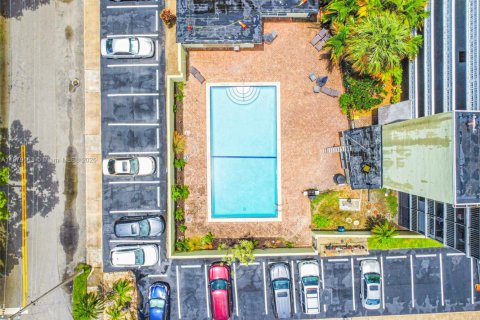 Condominio en alquiler en Hollywood, Florida, 2 dormitorios, 77.02 m2 № 1927821 - foto 11