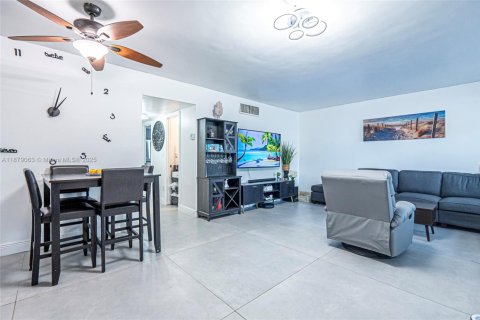 Condominio en alquiler en Hollywood, Florida, 2 dormitorios, 77.02 m2 № 1927821 - foto 5