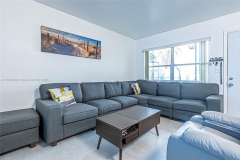 Condominio en alquiler en Hollywood, Florida, 2 dormitorios, 77.02 m2 № 1927821 - foto 1