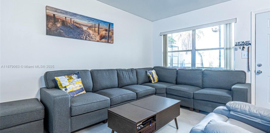Condominio en Hollywood, Florida, 2 dormitorios № 1927821