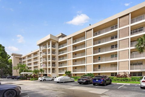 Condo in Pompano Beach, Florida, 3 bedrooms № 2383291