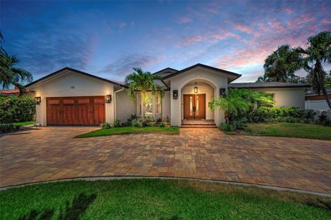 Casa en venta en Saint Petersburg, Florida, 5 dormitorios, 265.05 m2 № 1746555 - foto 1