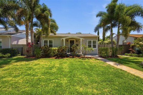 House in Saint Petersburg, Florida 4 bedrooms, 189.52 sq.m. № 2426980