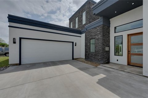 House in Kissimmee, Florida 4 bedrooms, 260.87 sq.m. № 1549238 - photo 1