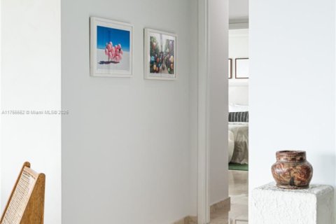 Condo in Miami, Florida, 3 bedrooms  № 1713926 - photo 13